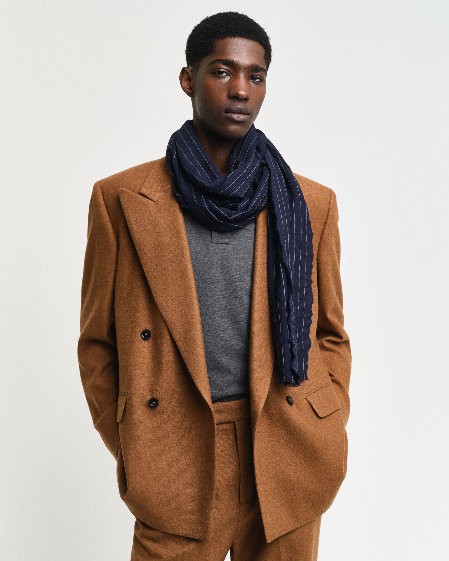 Liituraidallinen kaulaliina erittäin hienosta merinovillasta