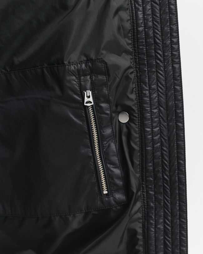 Relaxed fit ‑mitoitettu untuvatakki