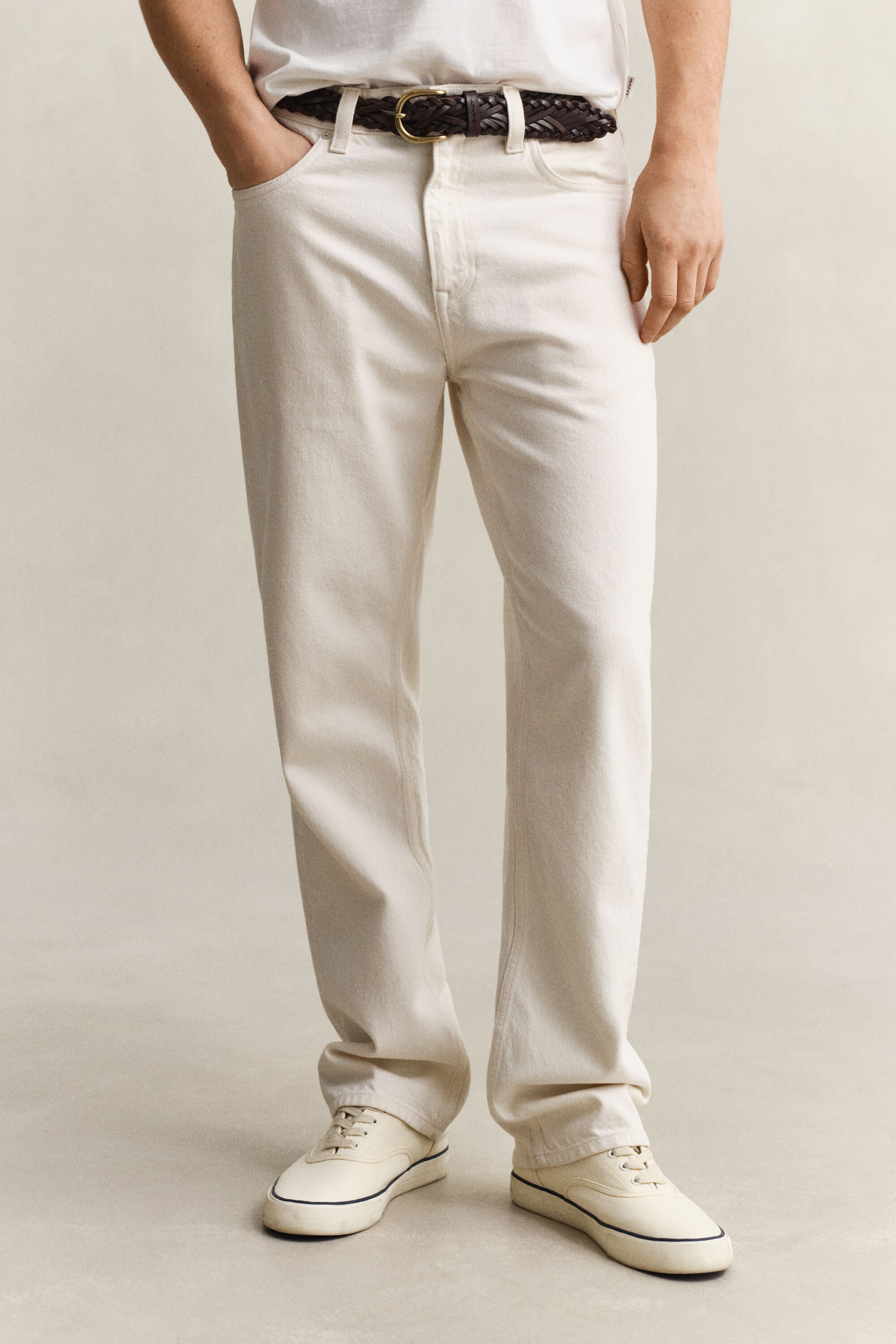 Luonnonväriset suorat farkut