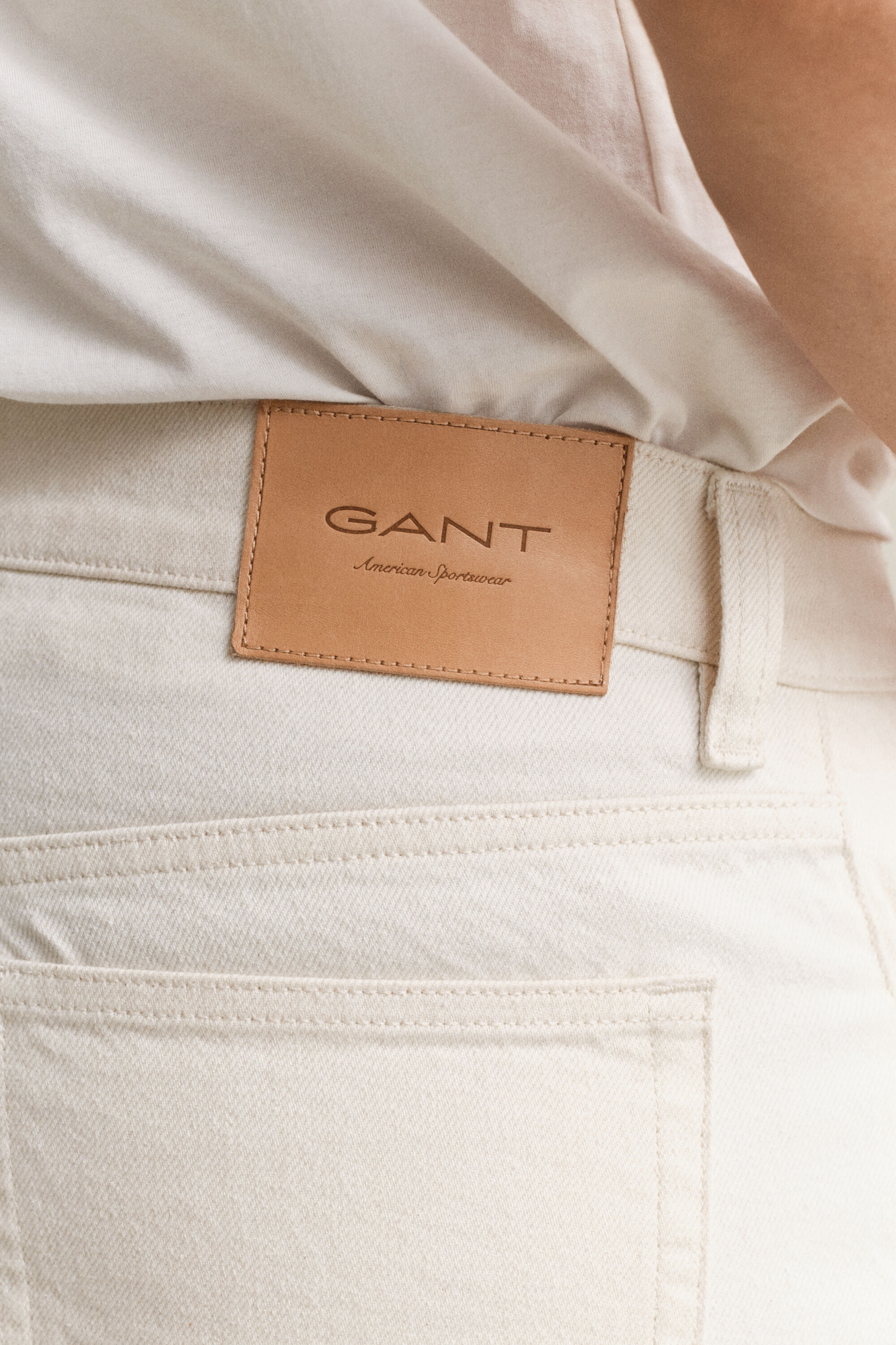 Luonnonväriset suorat farkut