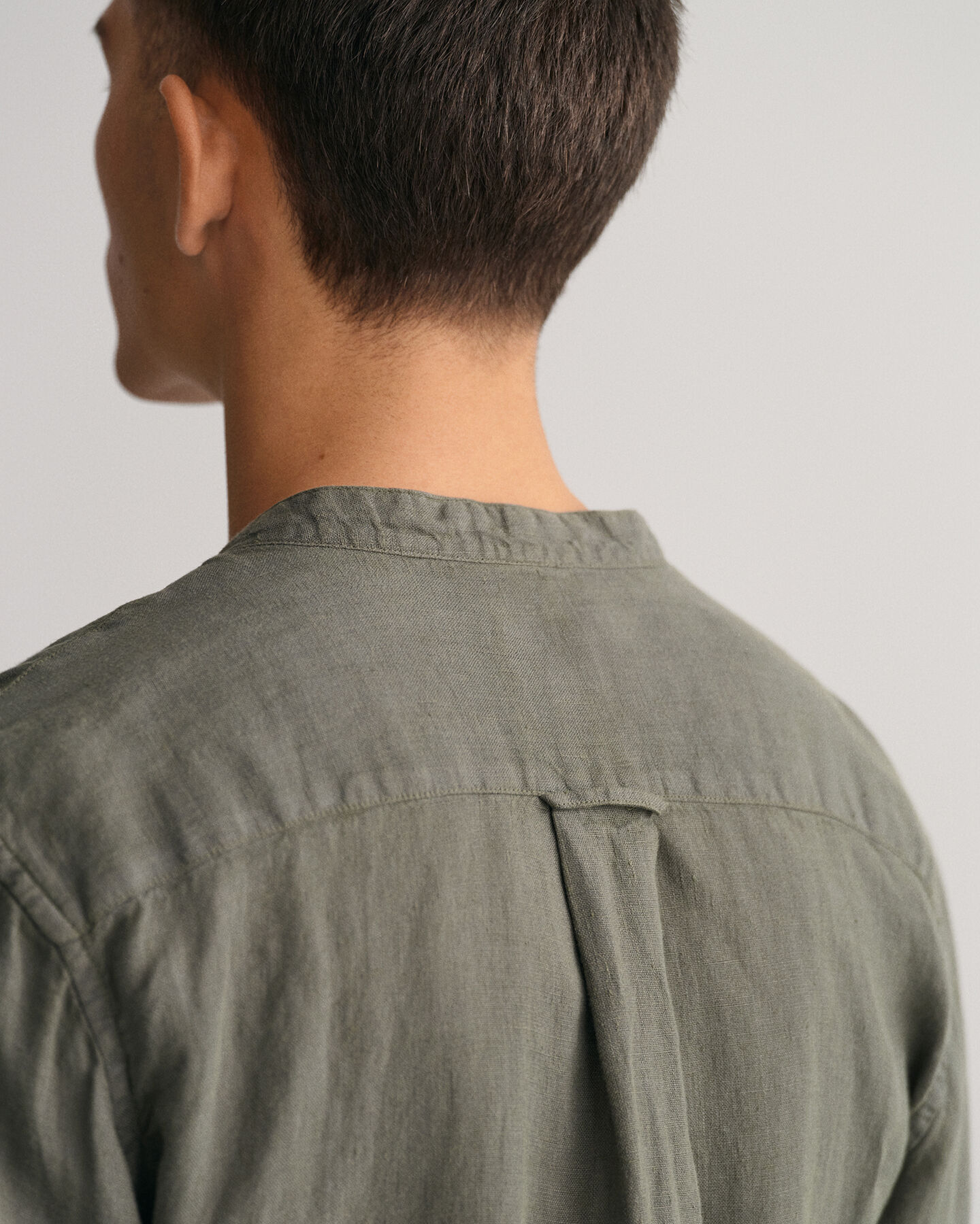 Regular&nbsp;fit ‑mitoitettu valmiina v&auml;rj&auml;tty pellavapaita