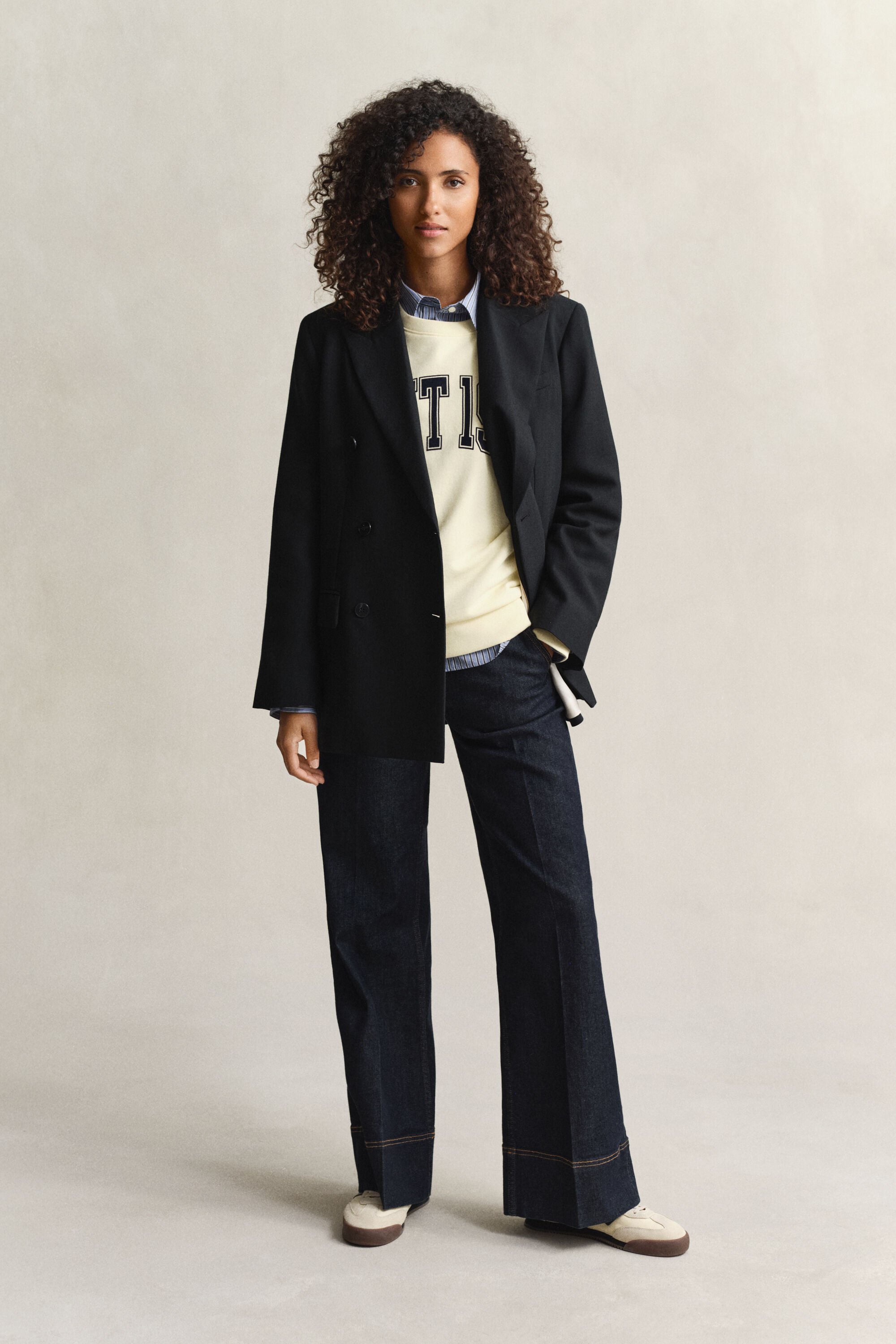 Graphic-collegepaita, pyöreä pääntie