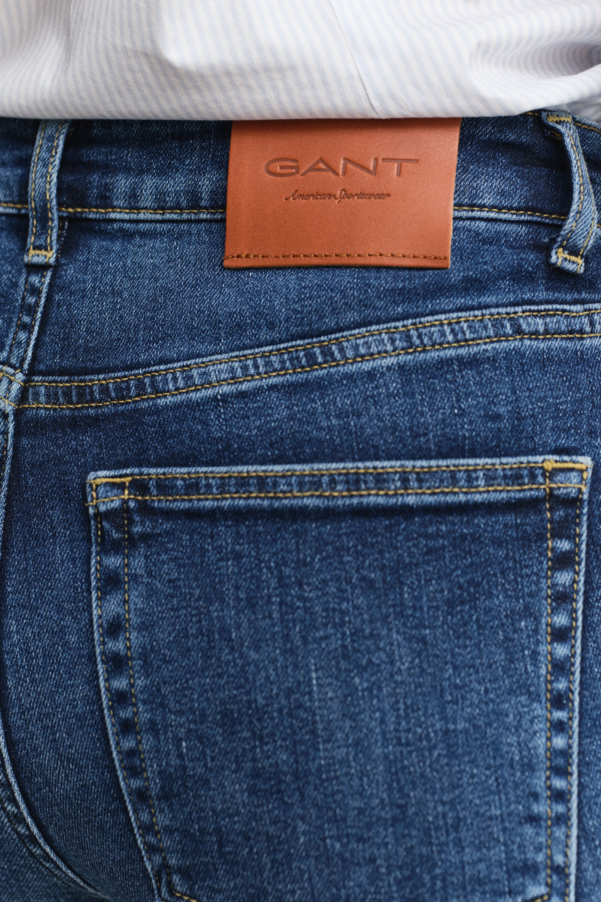 Slim fit -mitoitetut alaspäin levenevät joustofarkut