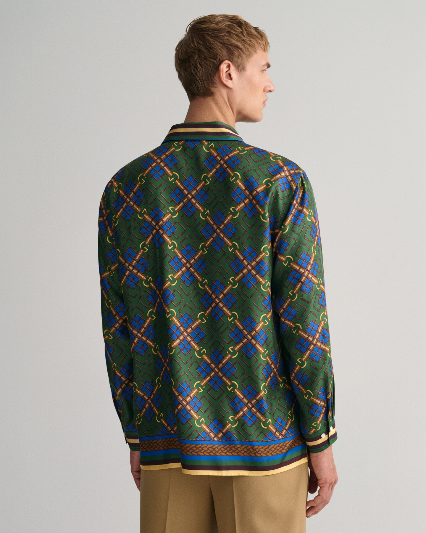 Relaxed&nbsp;fit ‑mitoitettu Medallion-silkkipaita