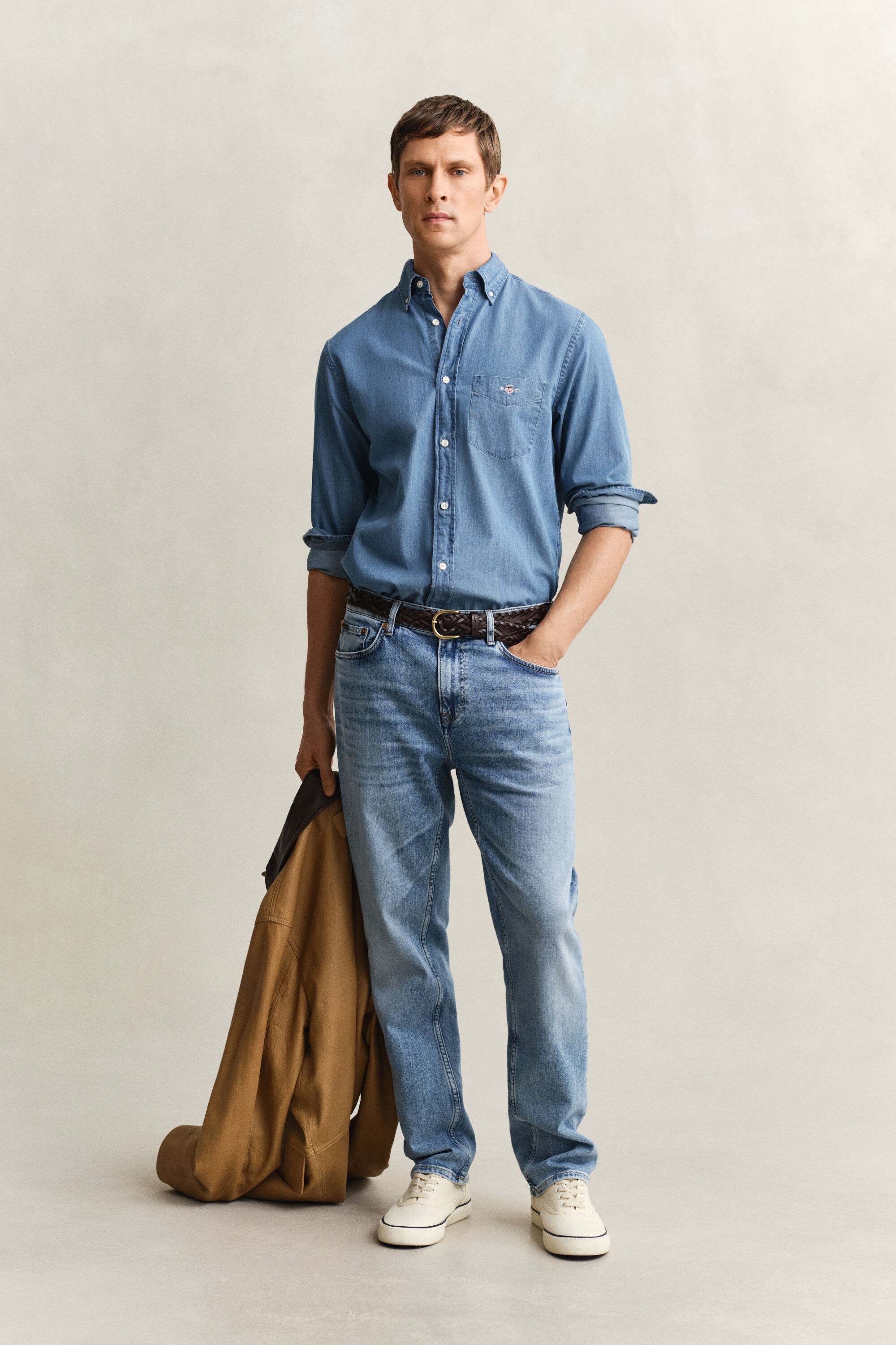 Regular fit ‑mitoitetut farkut