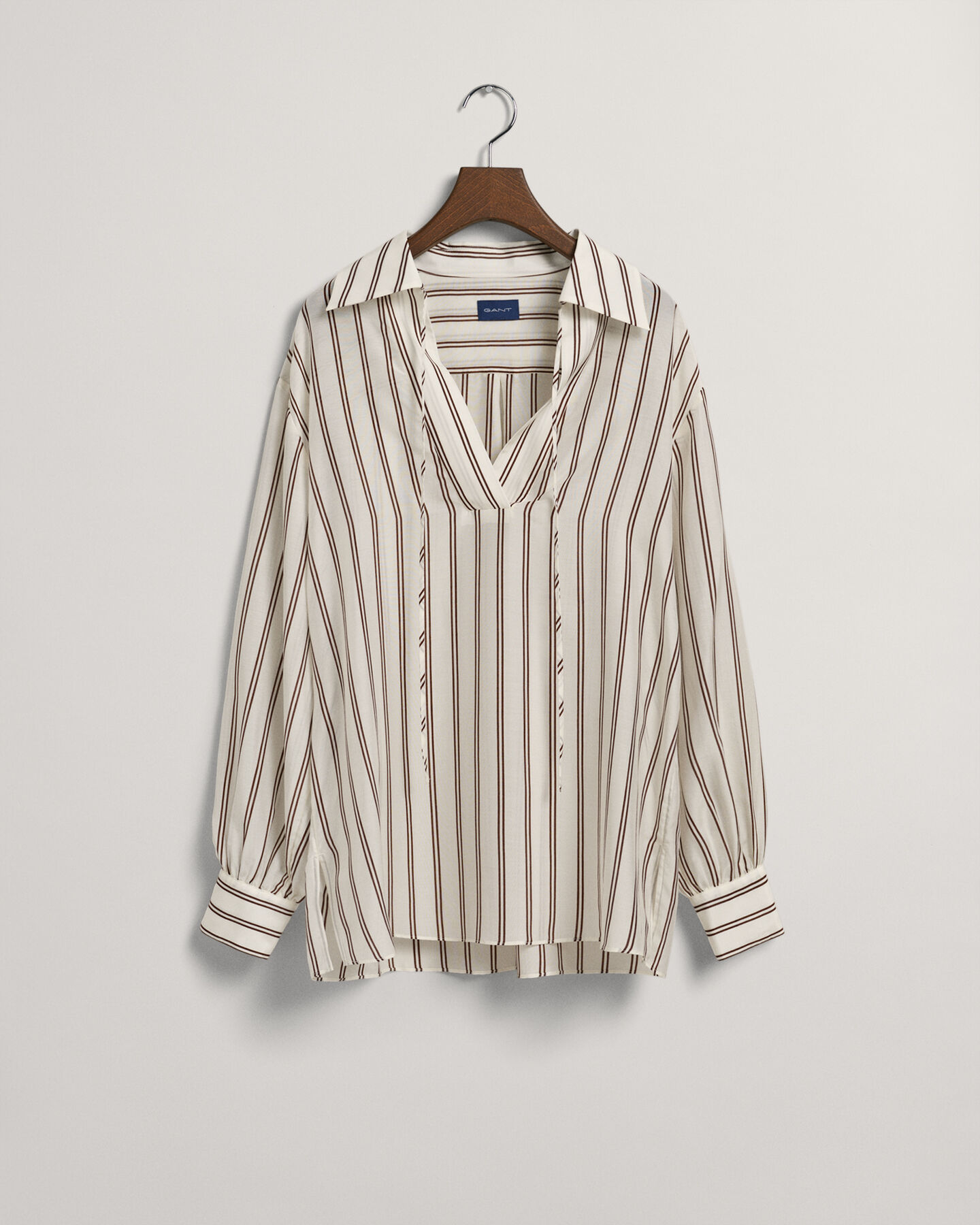 Raidallinen pusero, jossa v-pääntie