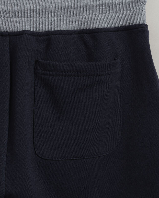 Retro Shield ‑collegeshortsit