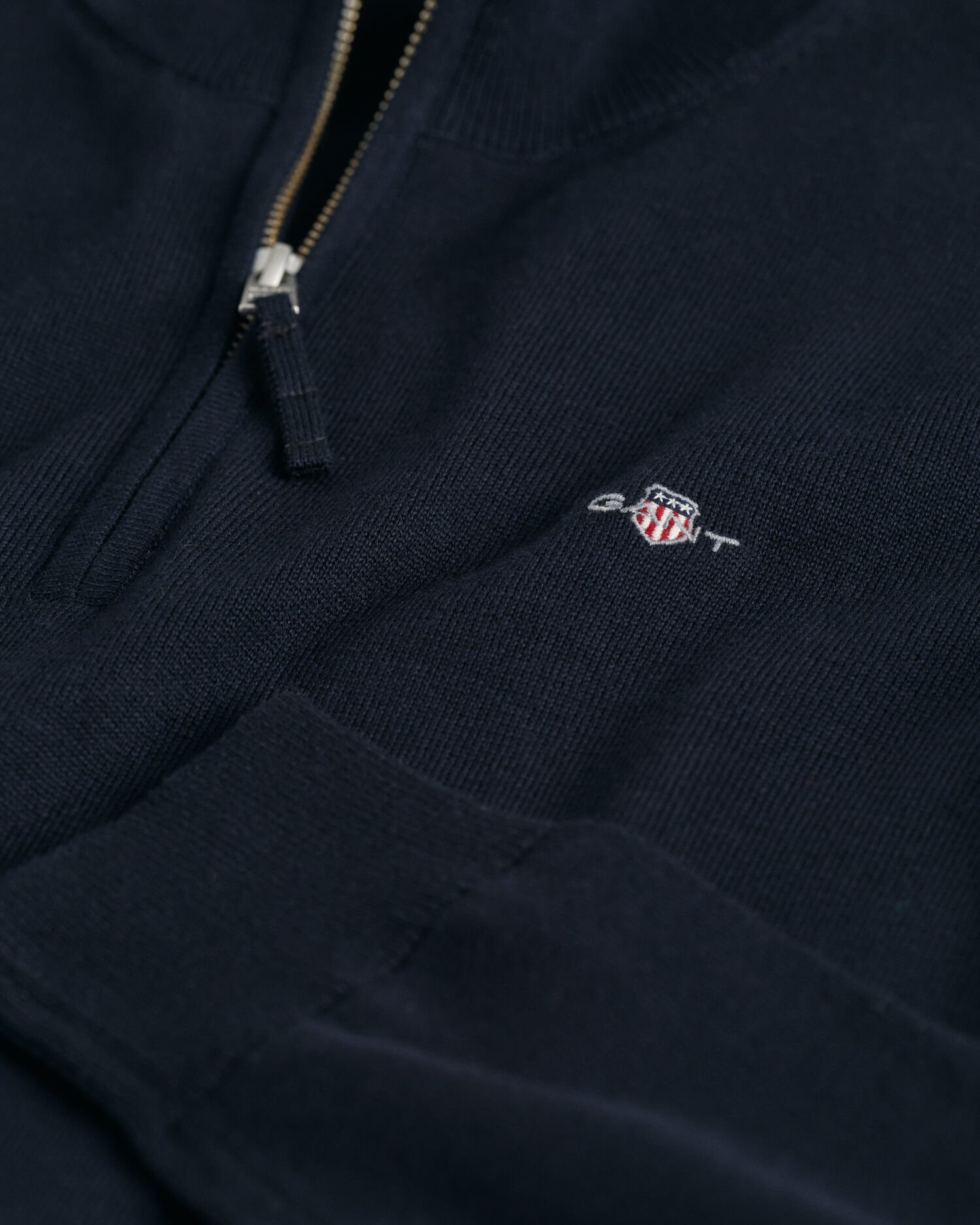 Teens-malliston Shield-puuvillaneulepusero, jossa vetoketjullinen pääntie