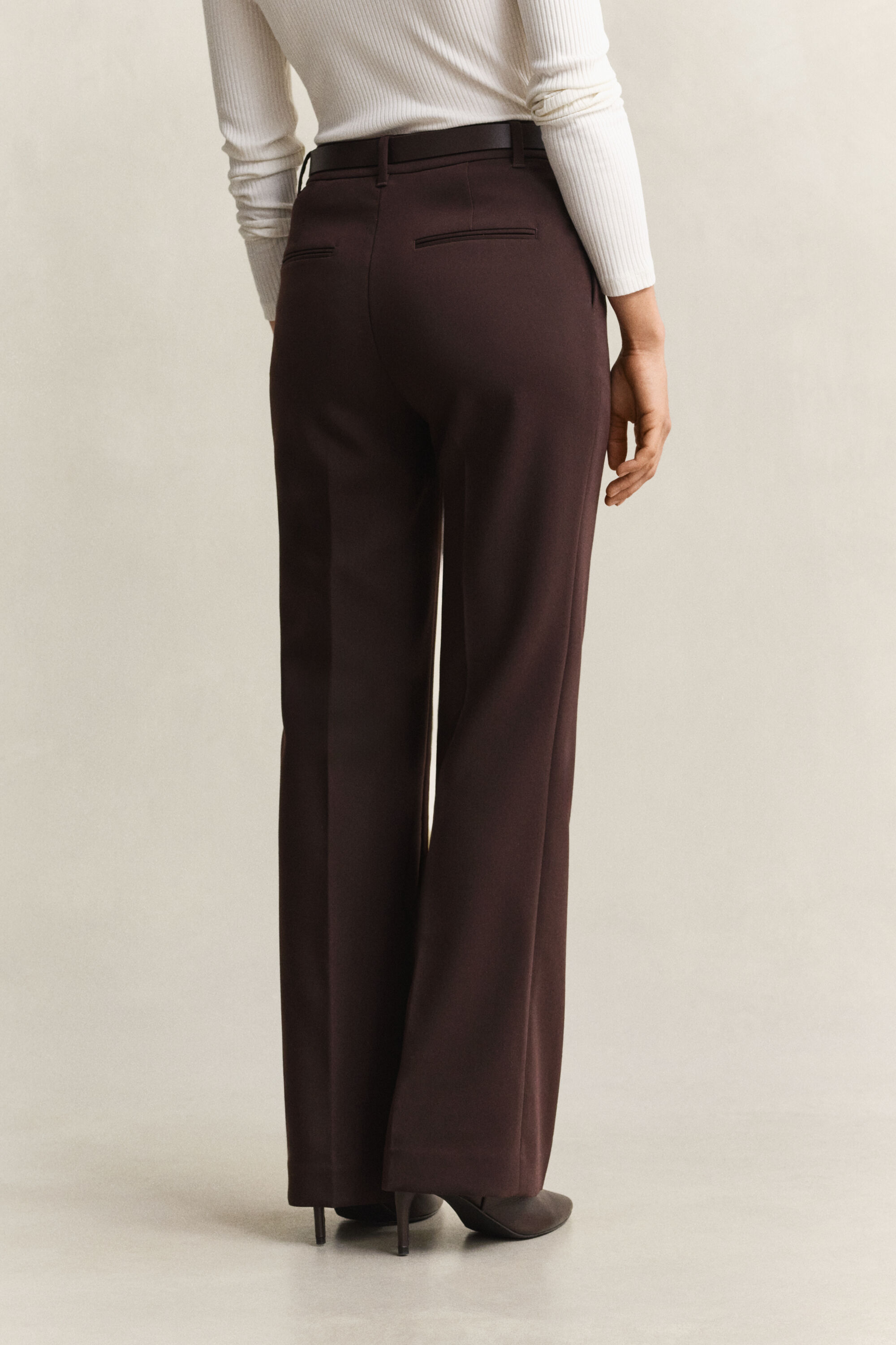 Slim fit ‑mitoitetut alaspäin levenevät housut