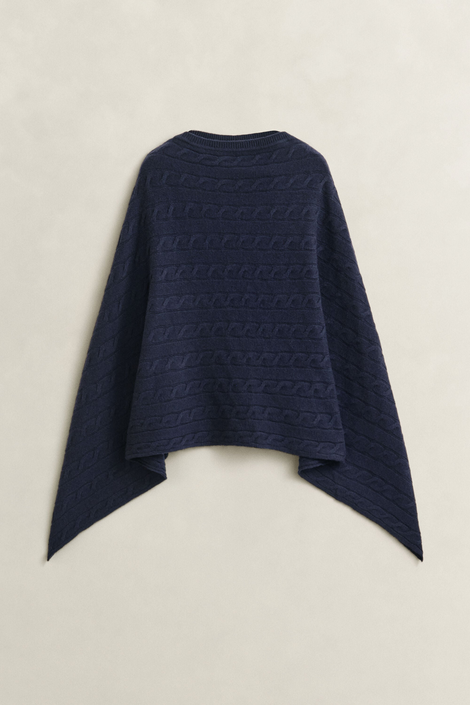 Villainen palmikkoneuleponcho