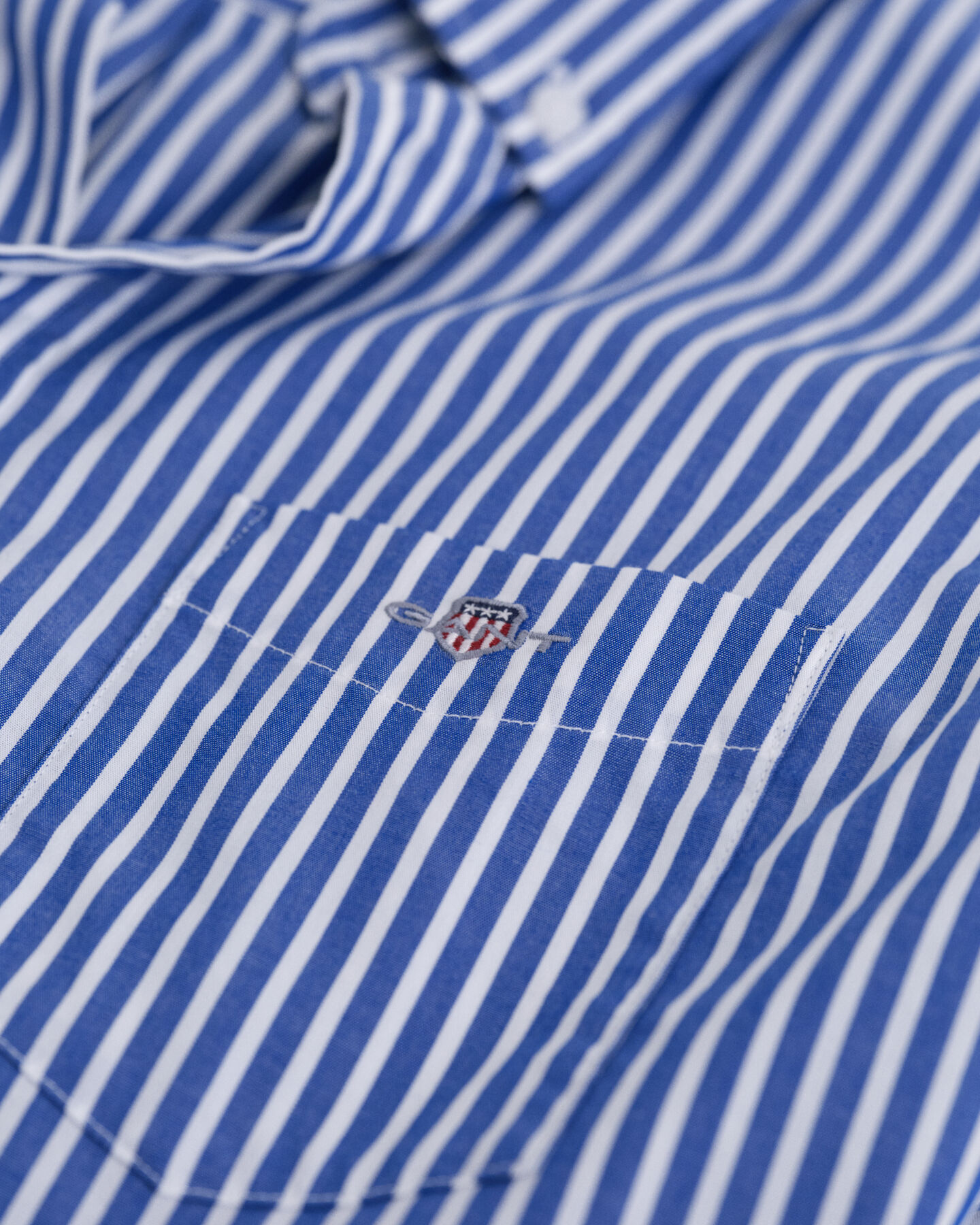 Teens-malliston raidallinen Shield-popliinipaita