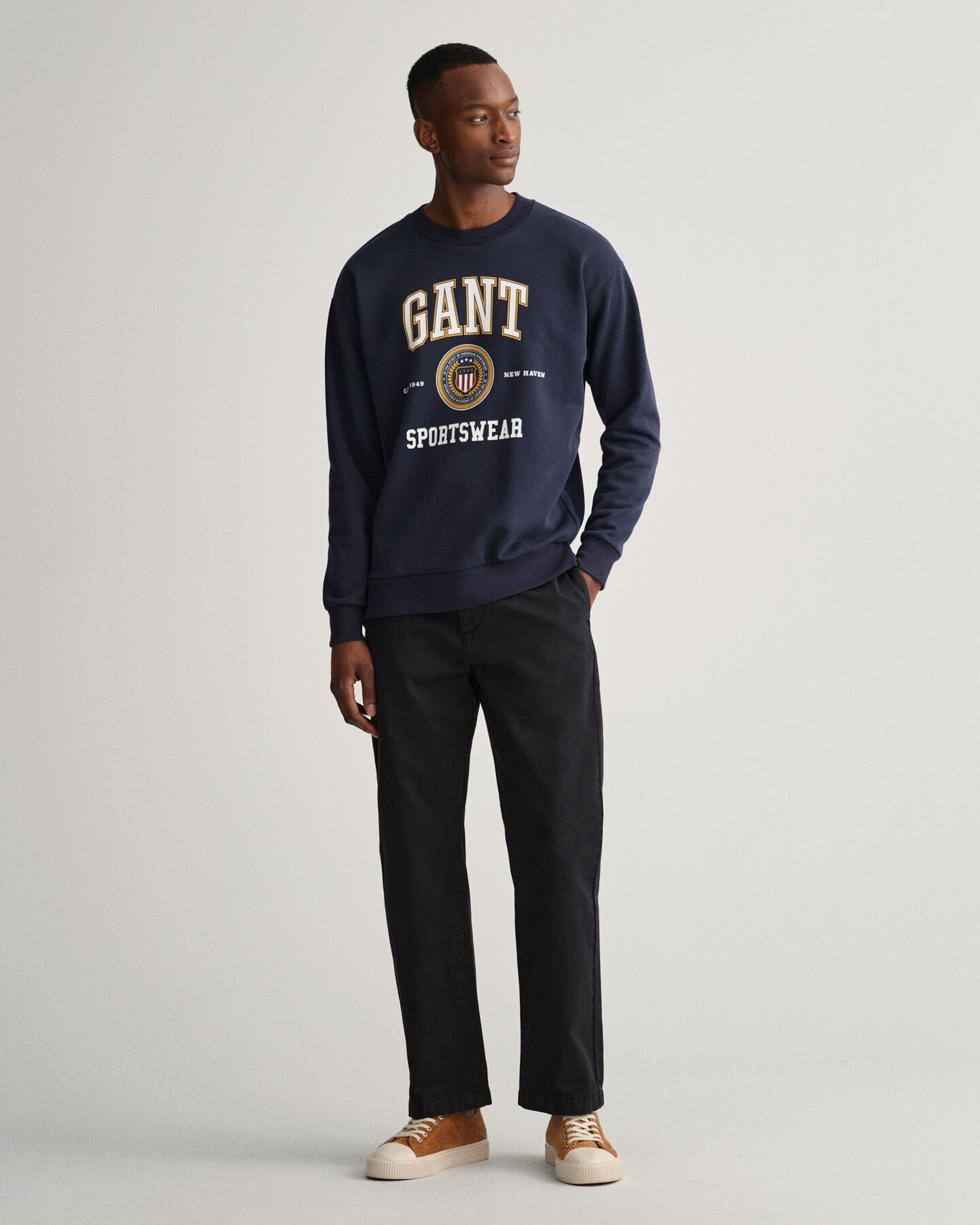 Crest Shield ‑collegepaita, pyöreä pääntie