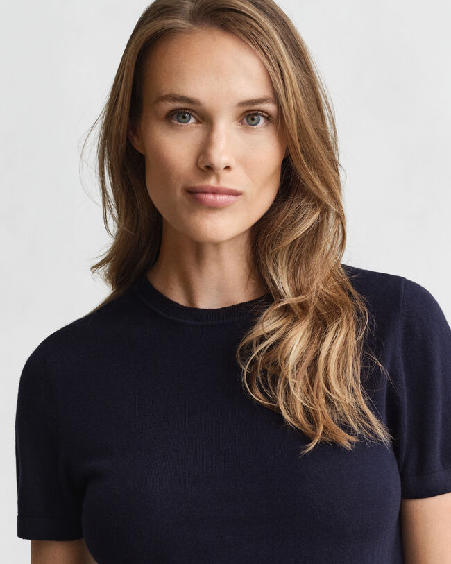 Kevyt lyhythihainen neulepusero, pyöreä pääntie