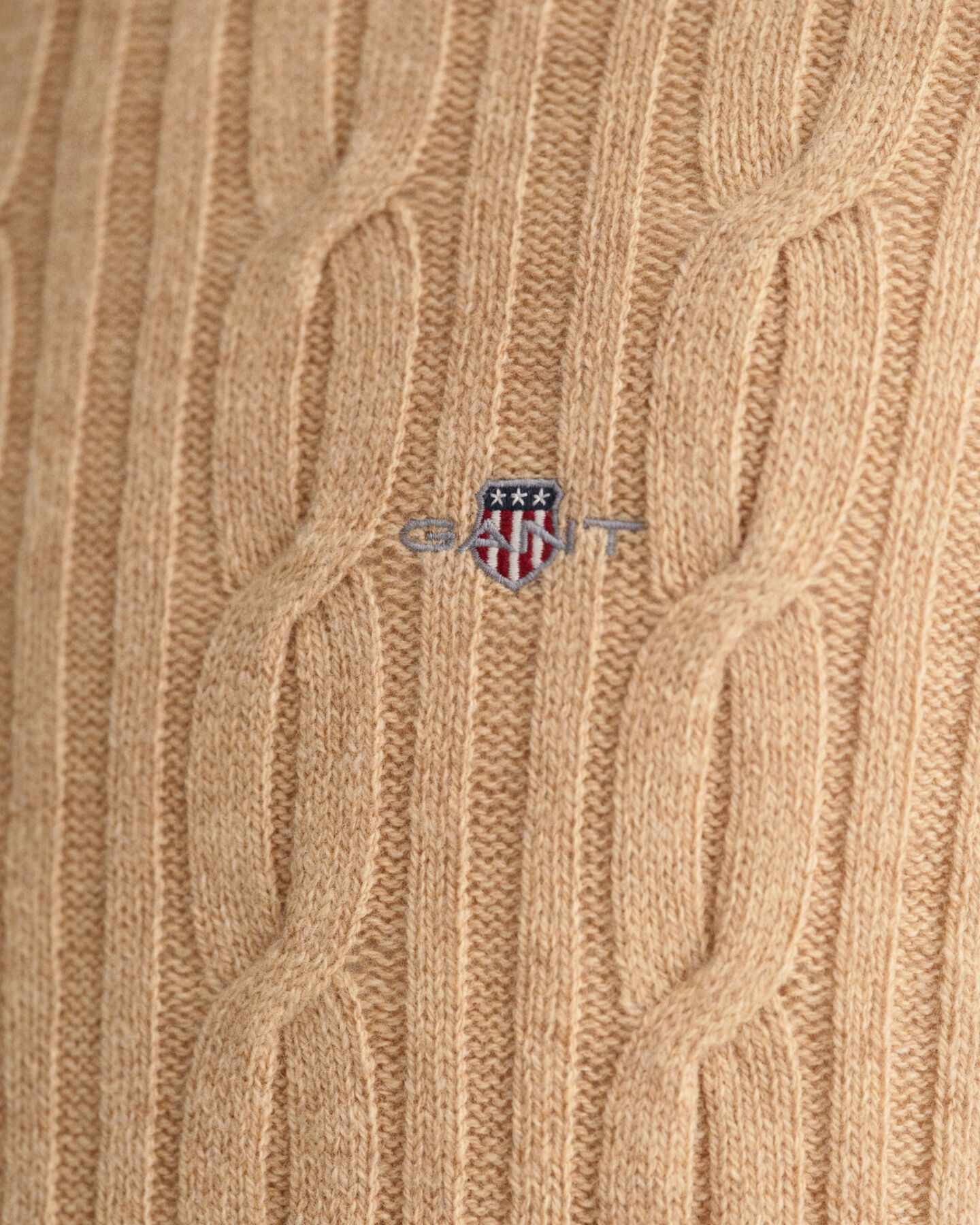 Lampaanvillainen palmikkoneule, jossa pyöreä pääntie