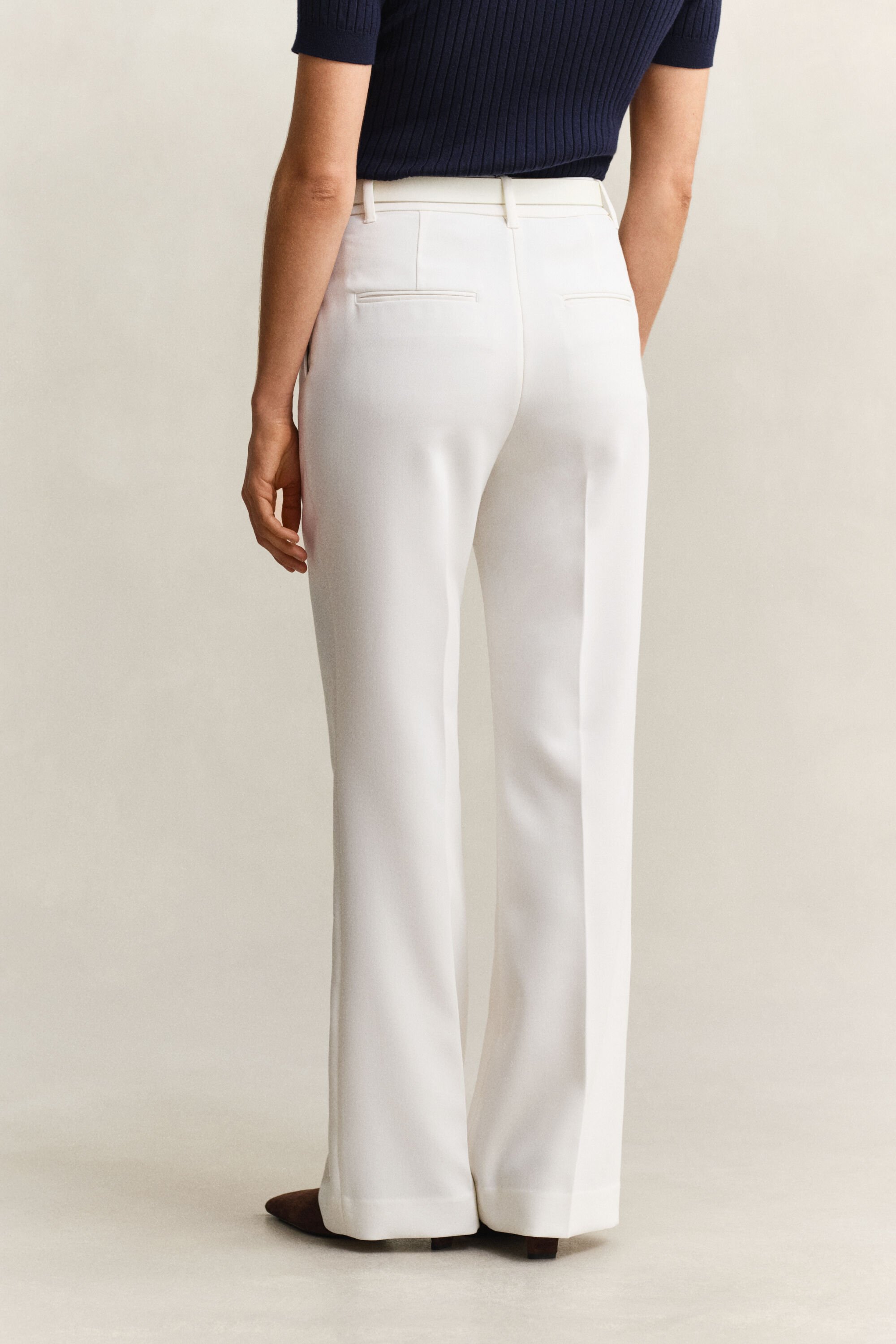 Alaspäin levenevät housut