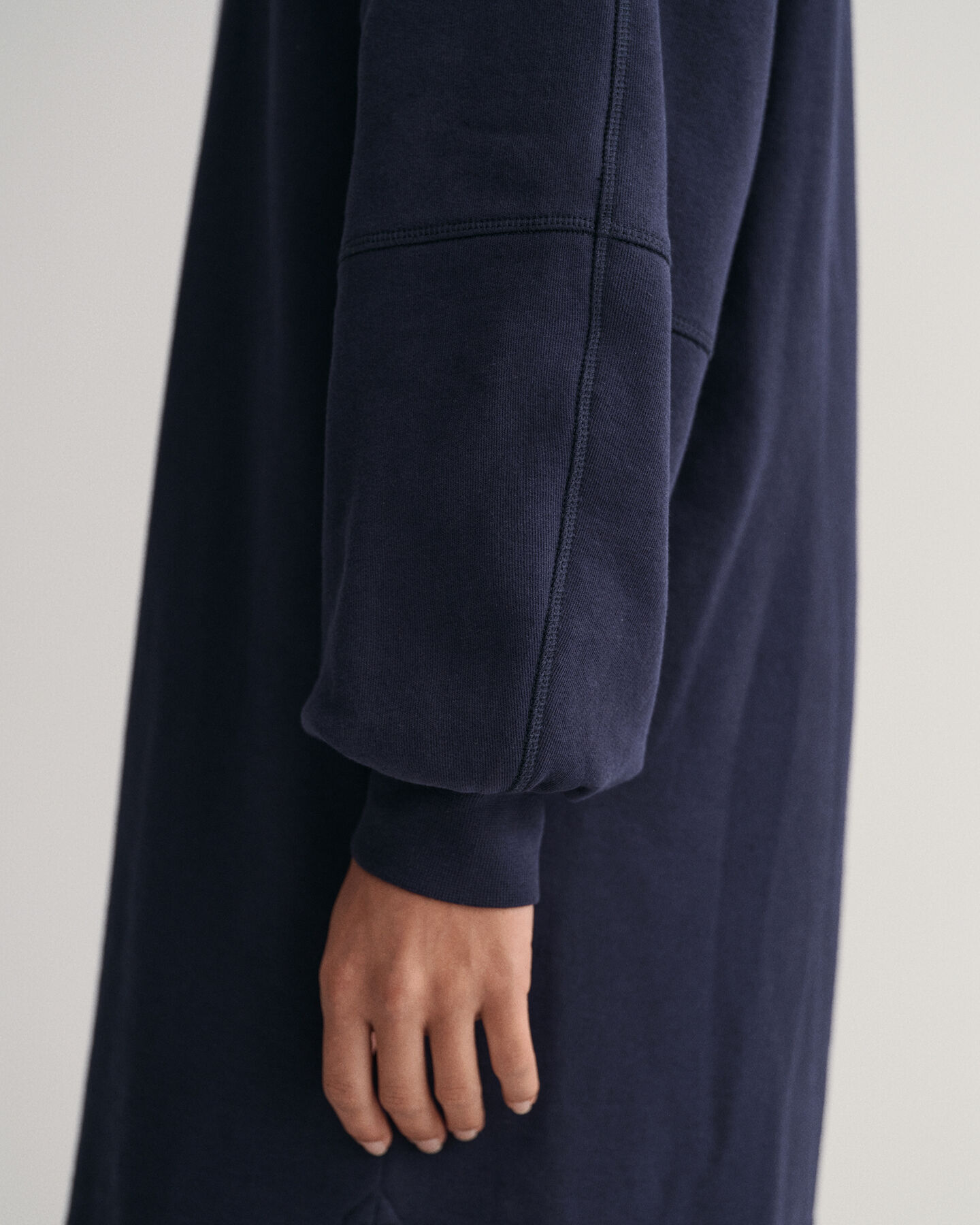 Logolla varustettu v&auml;lj&auml; pitk&auml;hihainen mekko