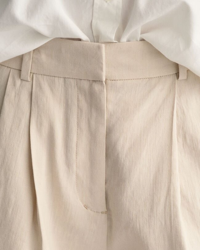 Hyvin istuvat joustopellavashortsit