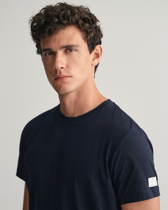 Flanelliset pyjamahousut ja t‑paita lahjapakkauksessa