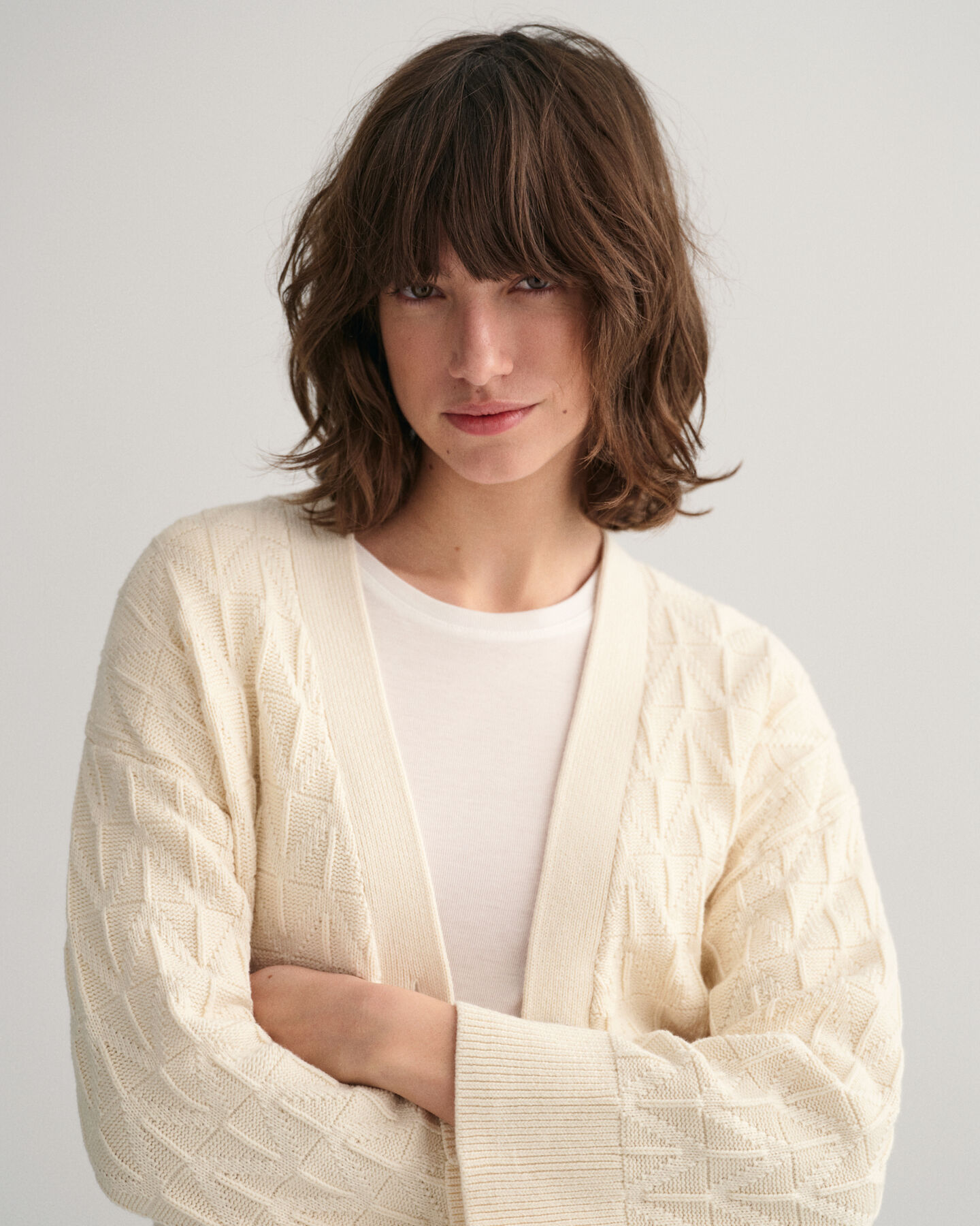 Kalanruotokuvioitu neuletakki, jossa v‑p&auml;&auml;ntie