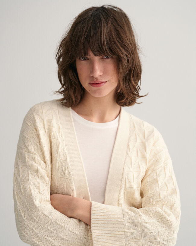 Kalanruotokuvioitu neuletakki, jossa v‑p&auml;&auml;ntie