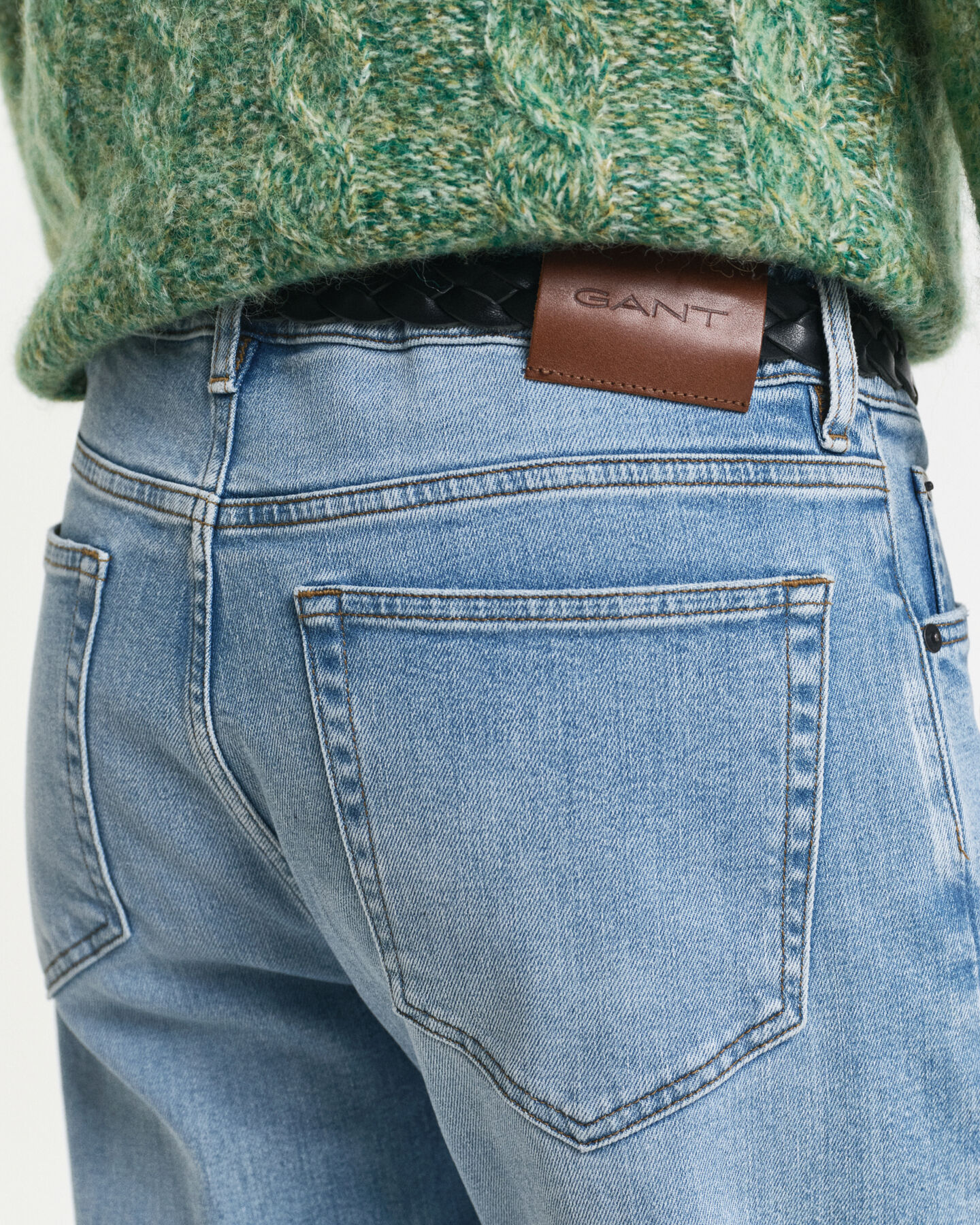 Regular fit ‑mitoitetut farkut