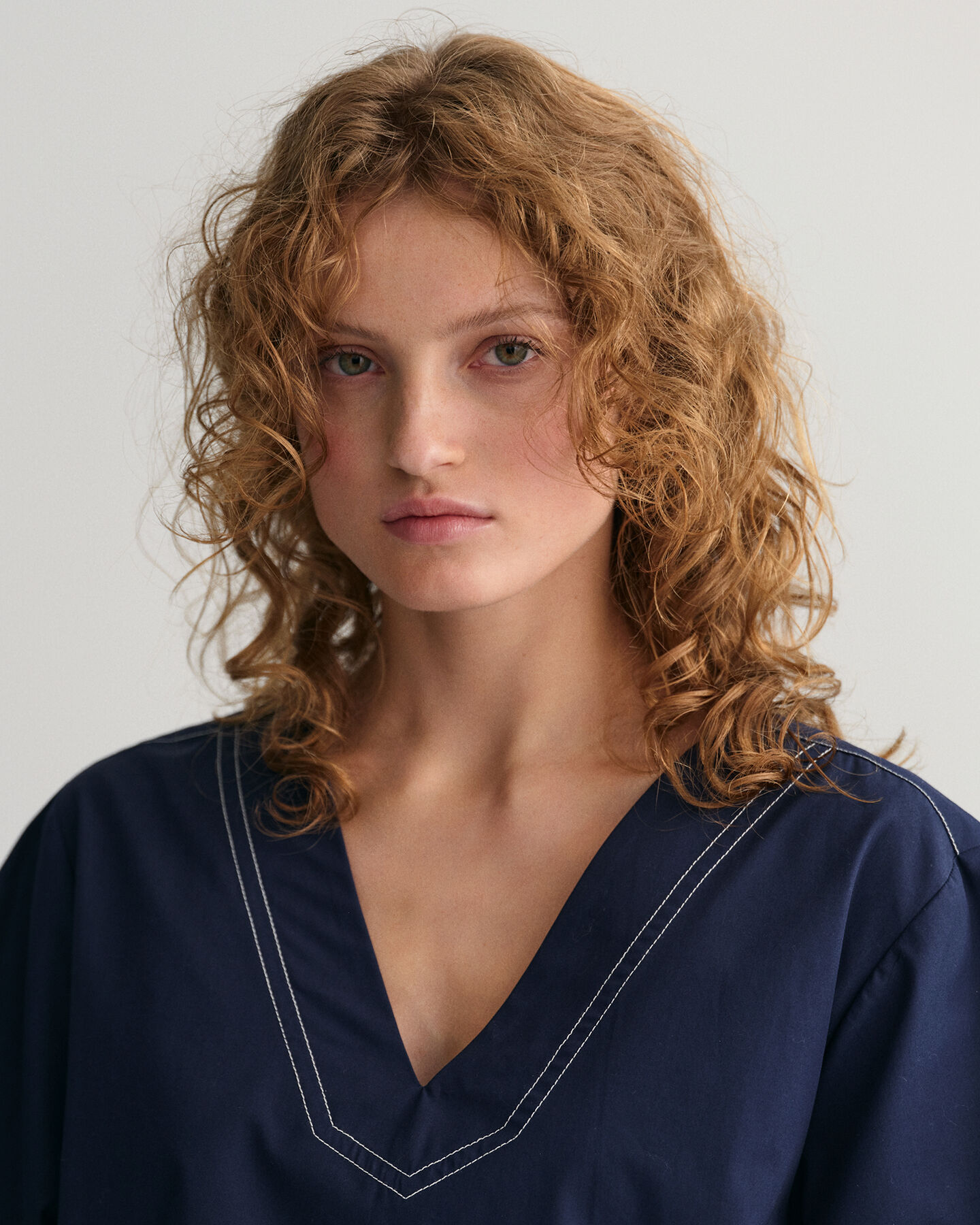 Kontrastiv&auml;risell&auml; tikkauksella koristettu lyhythihainen paita, jossa v-p&auml;&auml;ntie