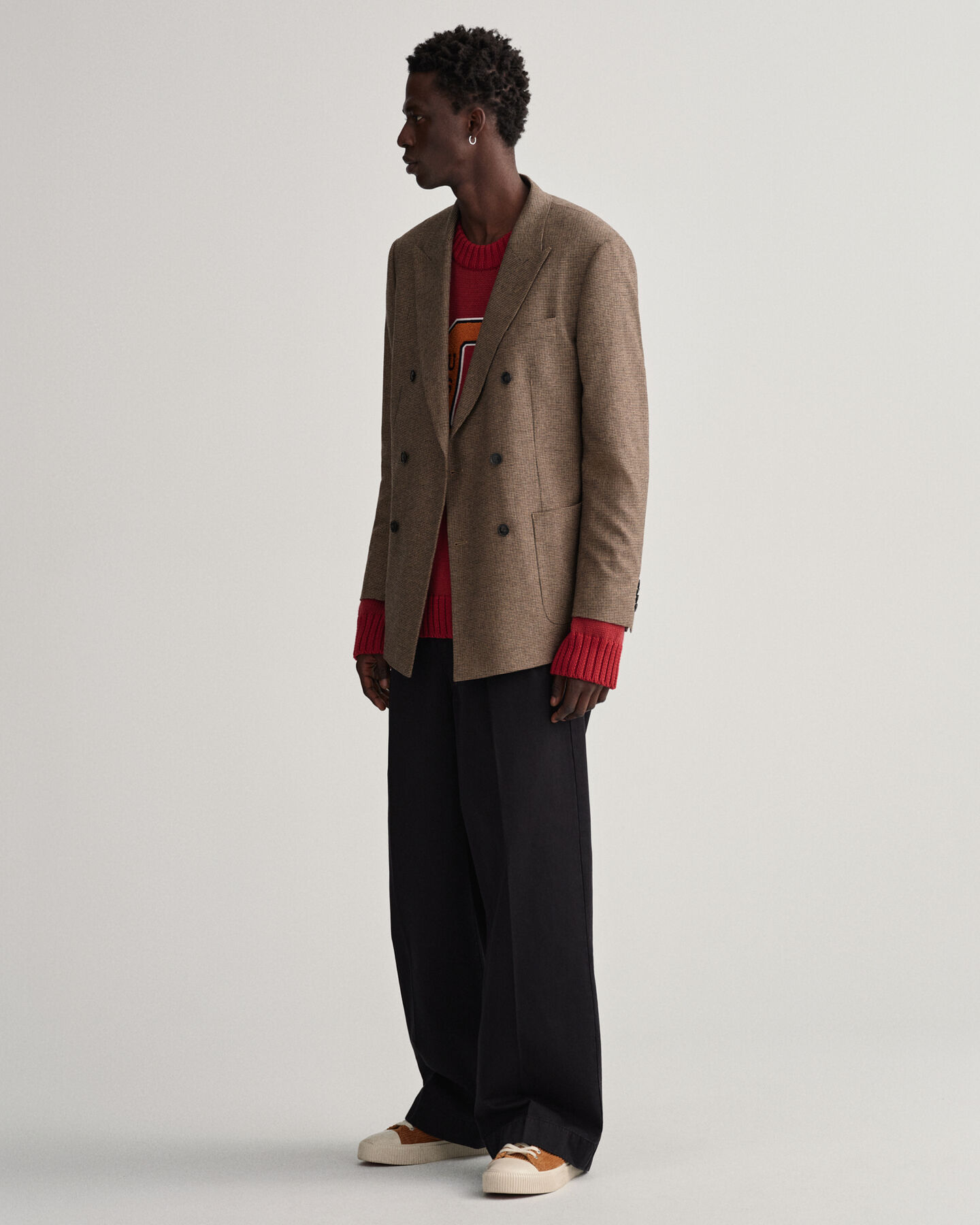 Väljät chinot laskoksilla