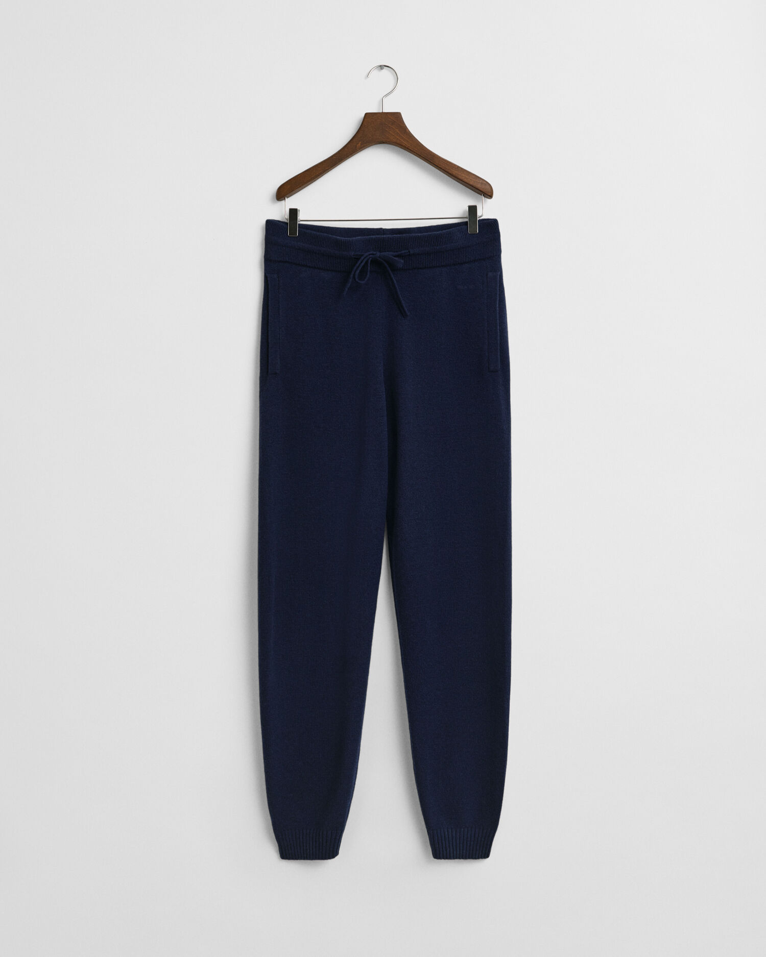 Kašmirsekoitteiset neulehousut