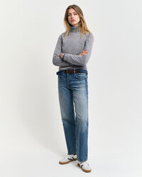 Pooloneule eritt&auml;in hienoa lampaanvillaa