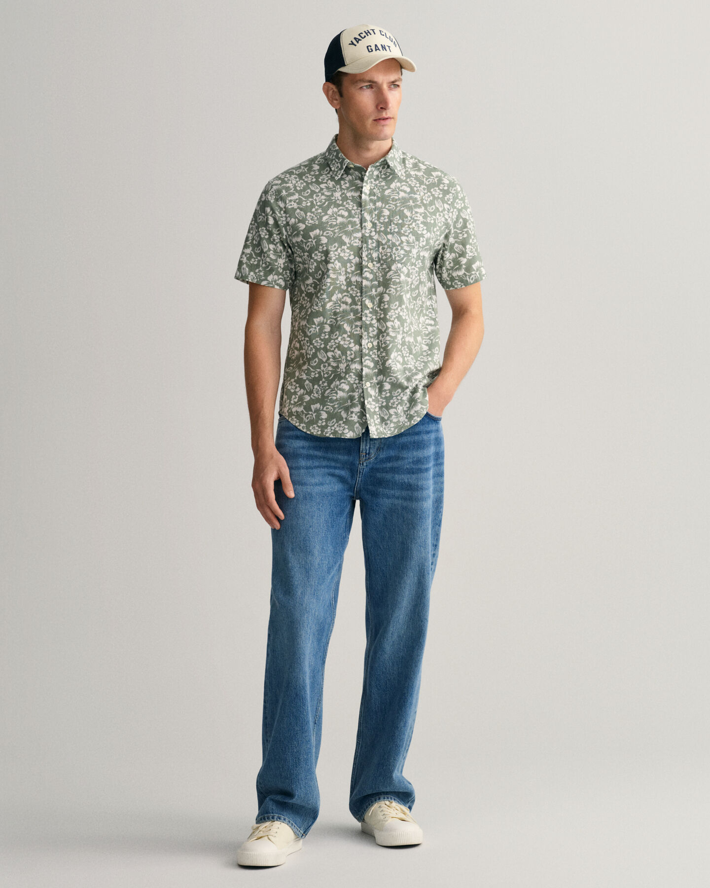 Regular&nbsp;fit ‑mitoitettu lyhythihainen paita kukkakuvioista puuvillapellavaa