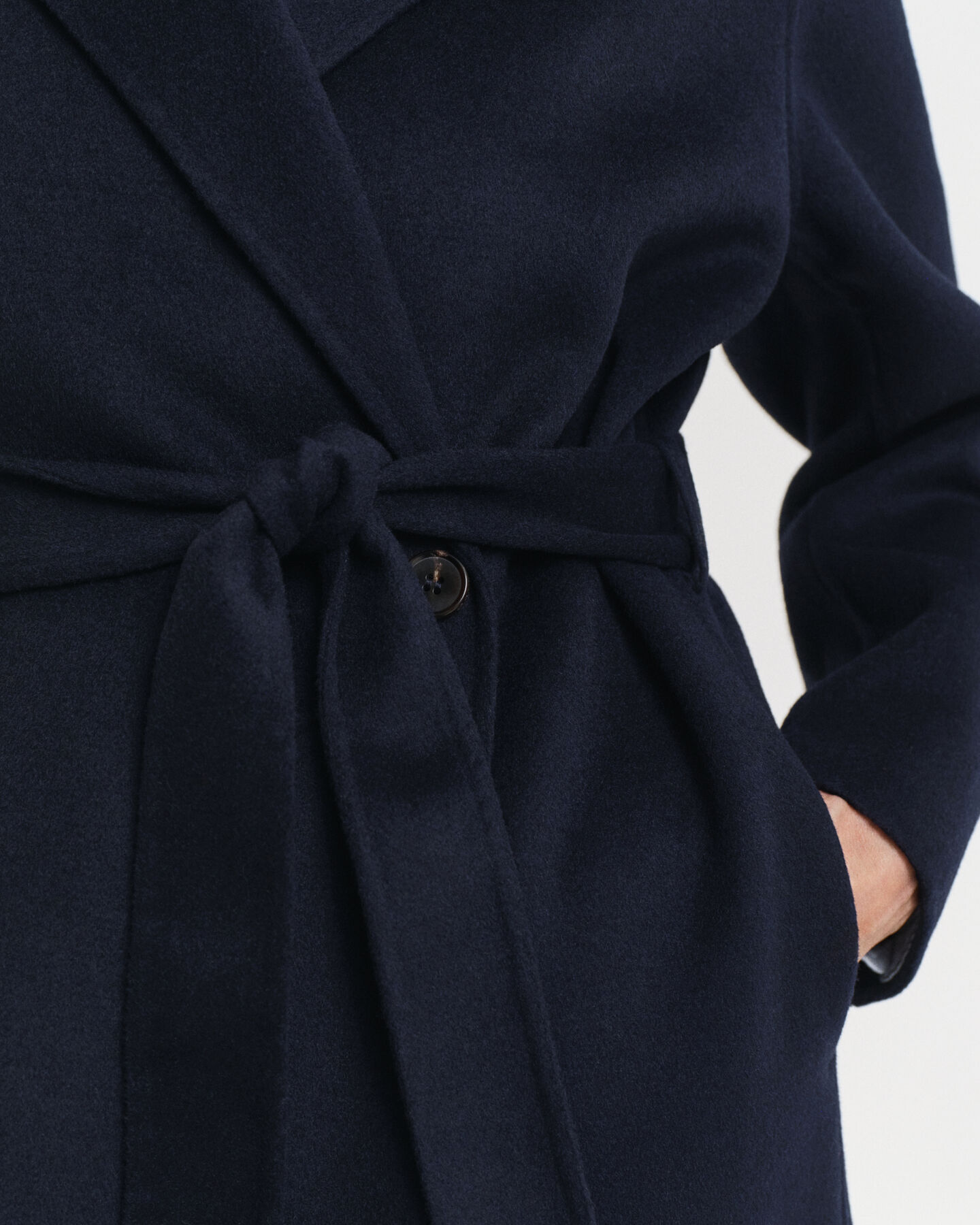 Käsin tikattu takki vyöllä