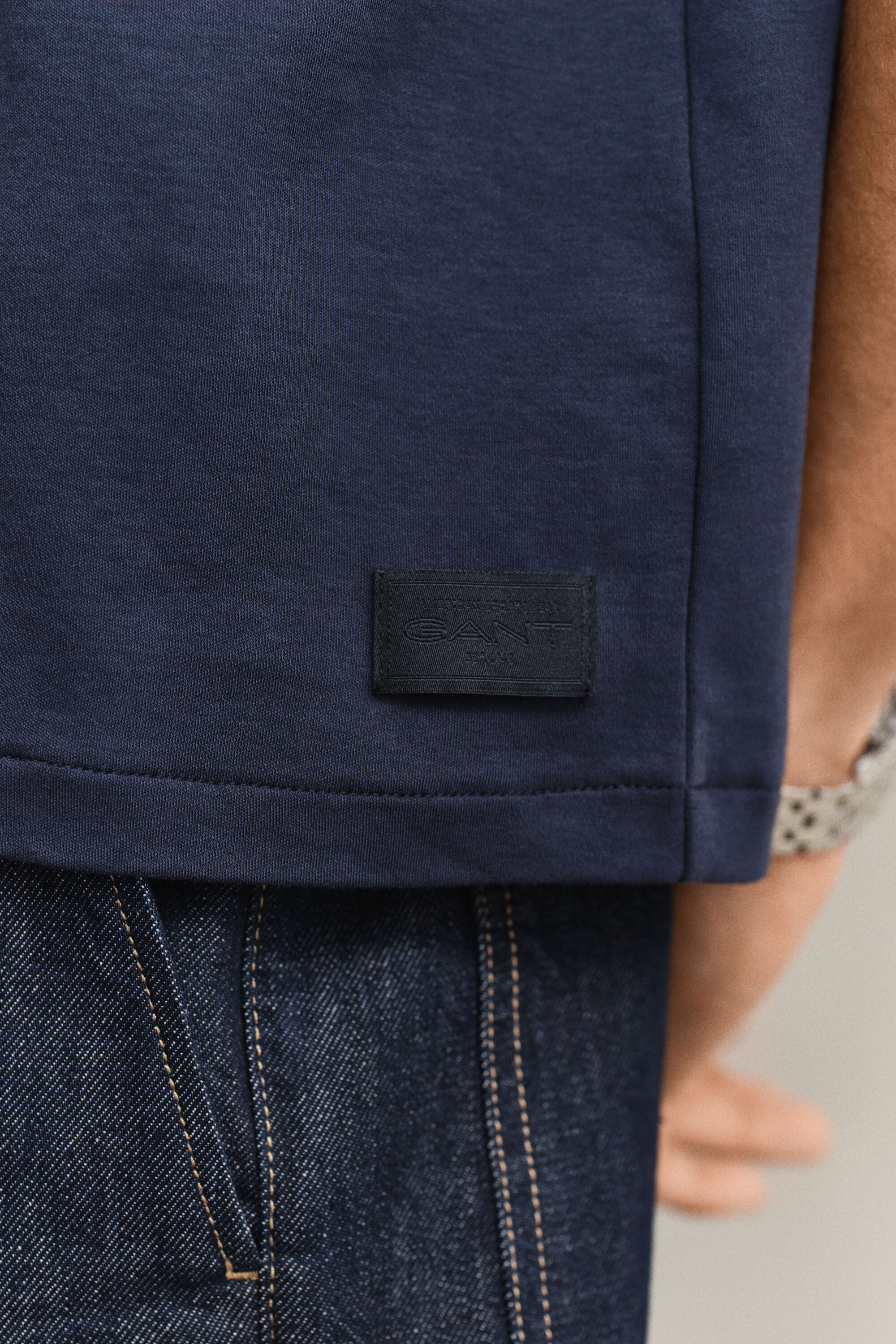 Collegeneulos-t‑paita