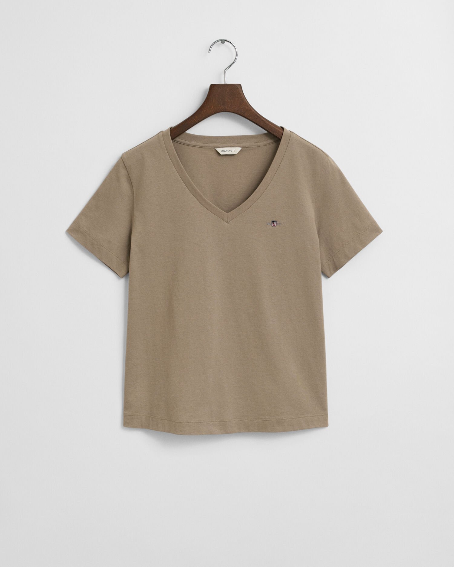 Shield-t‑paita, jossa v-pääntie