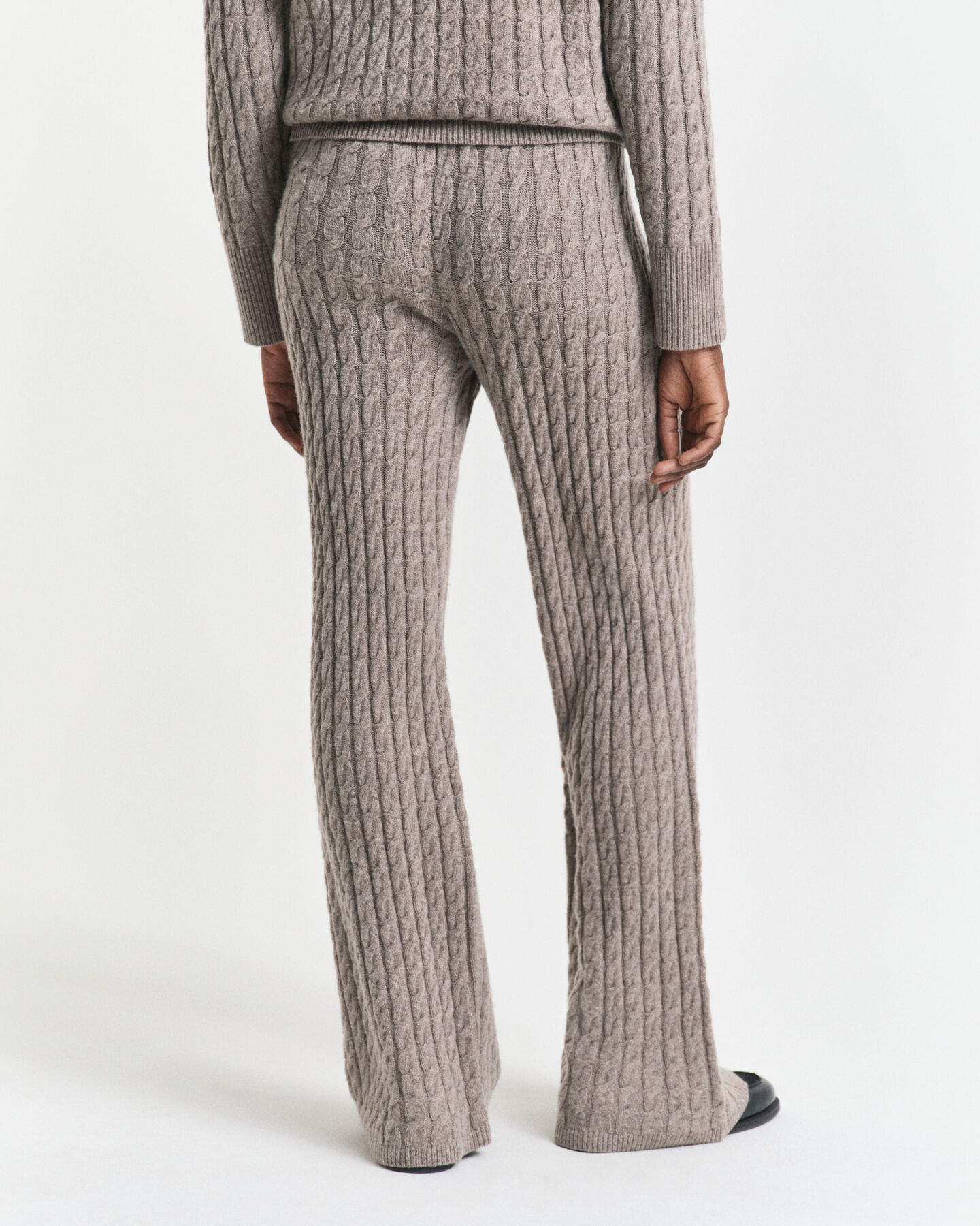 Villaiset palmikkoneulehousut