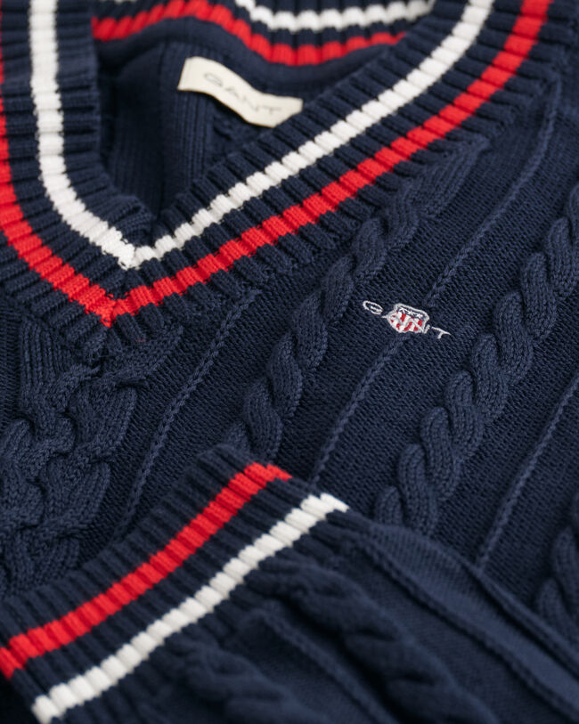 Teens-malliston raidallinen v‑palmikkoneule