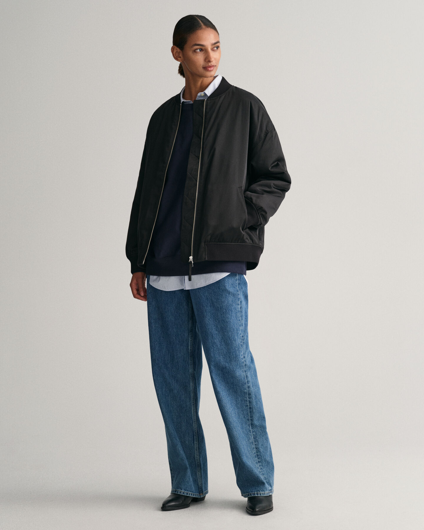 Oversized fit ‑mitoitettu pyöreäpäänteinen G‑collegepaita
