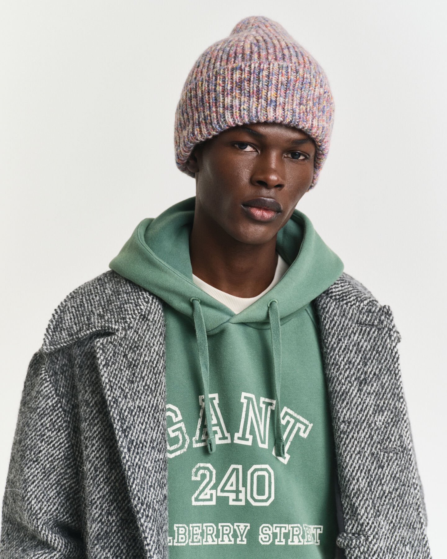 Monivärinen joustinneulepipo