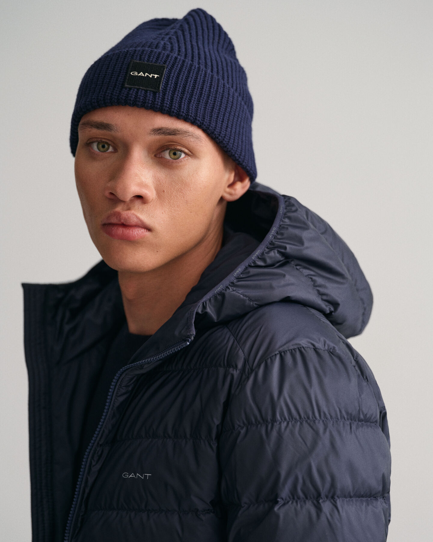 Kevyt hupullinen untuvatakki