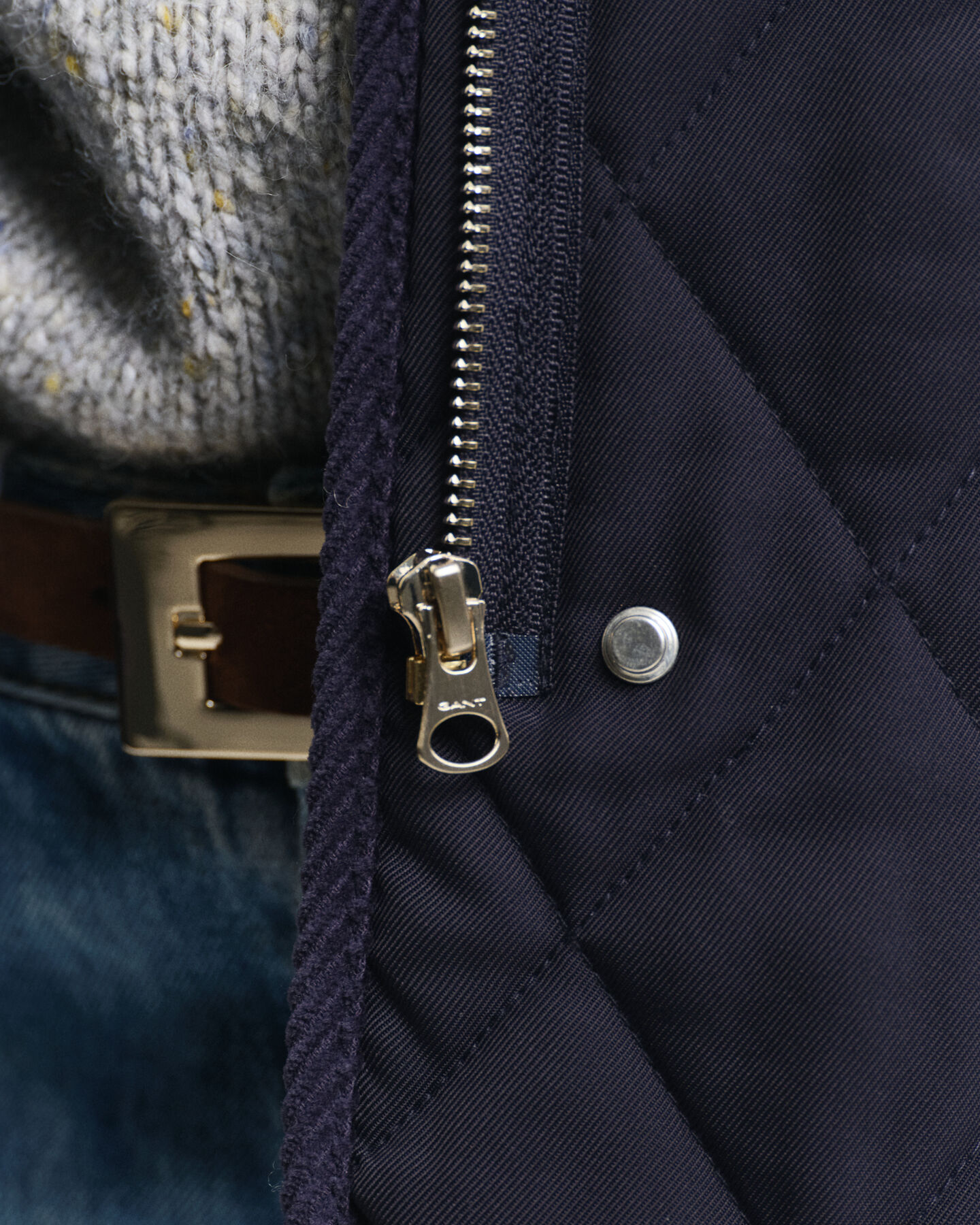 Vakosamettisomisteinen tikkiliivi