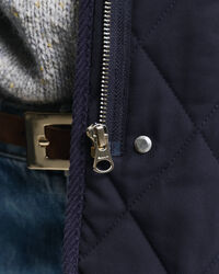 Vakosamettisomisteinen tikkiliivi