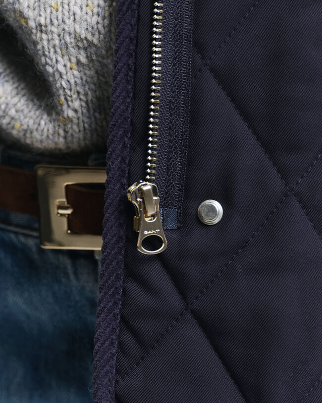 Vakosamettisomisteinen tikkiliivi