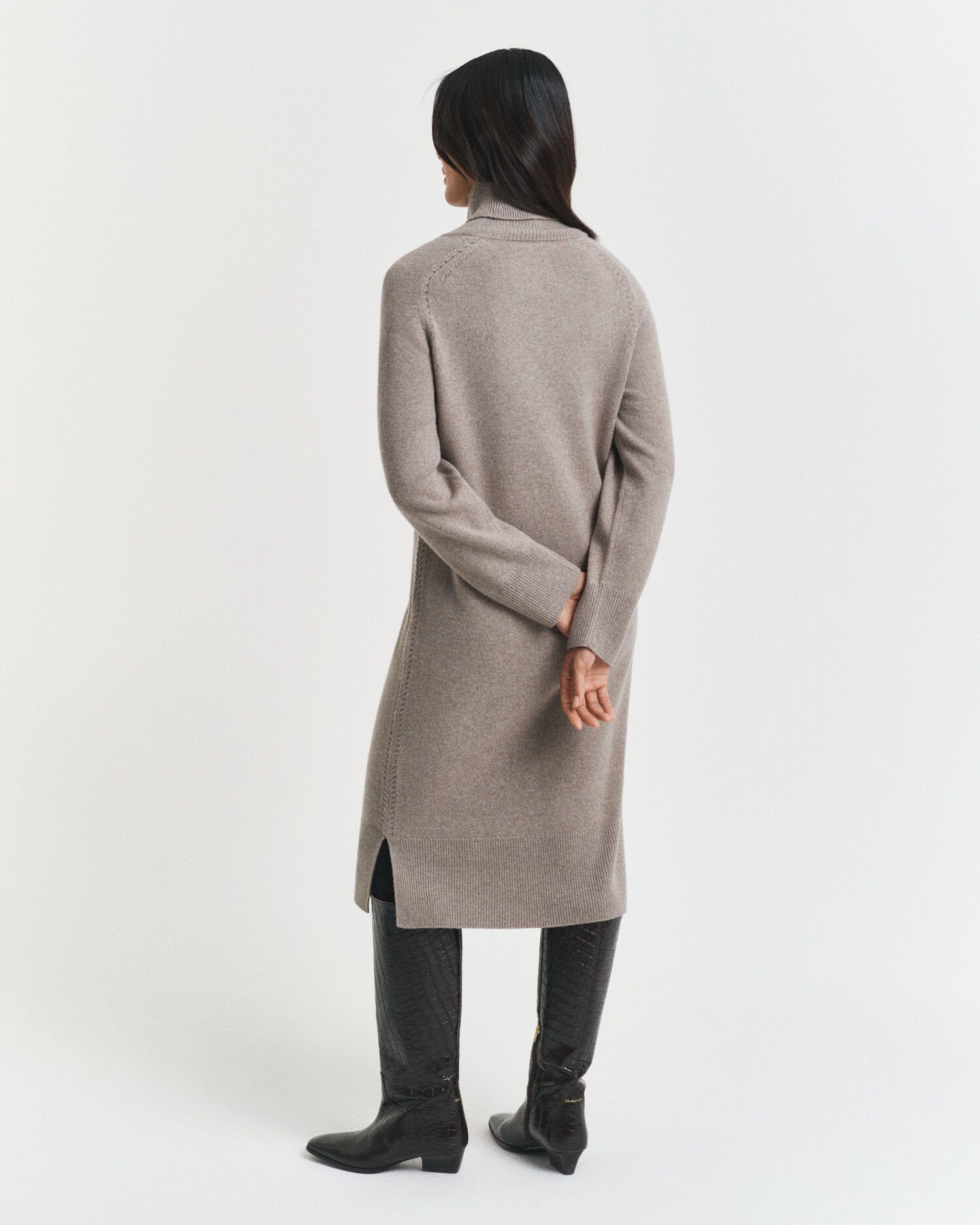 Neulossomisteinen poolokaulusmekko