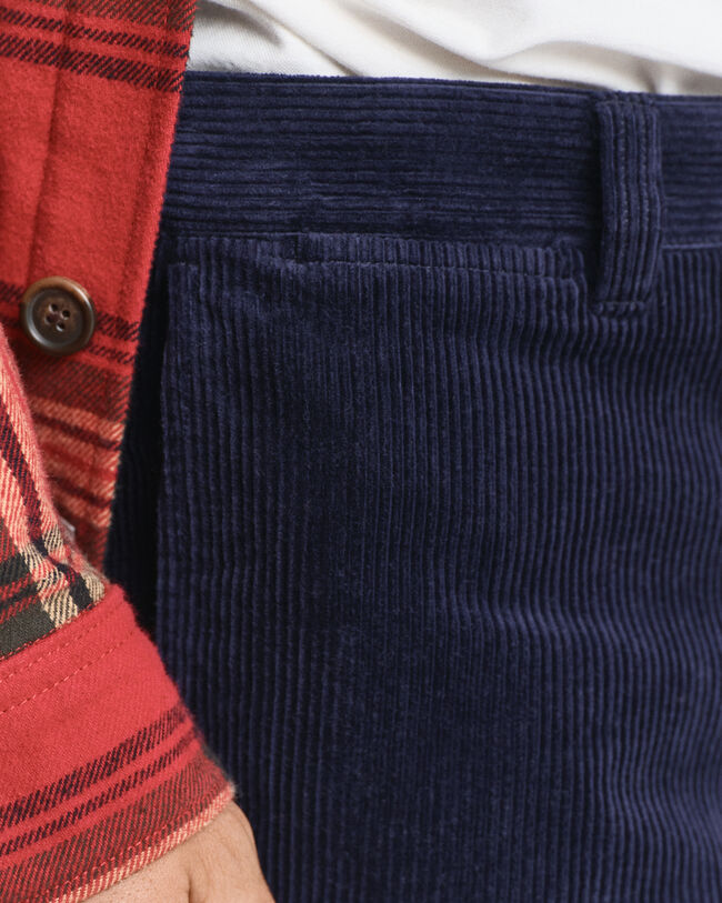 Regular fit ‑mitoitetut vakosamettihousut