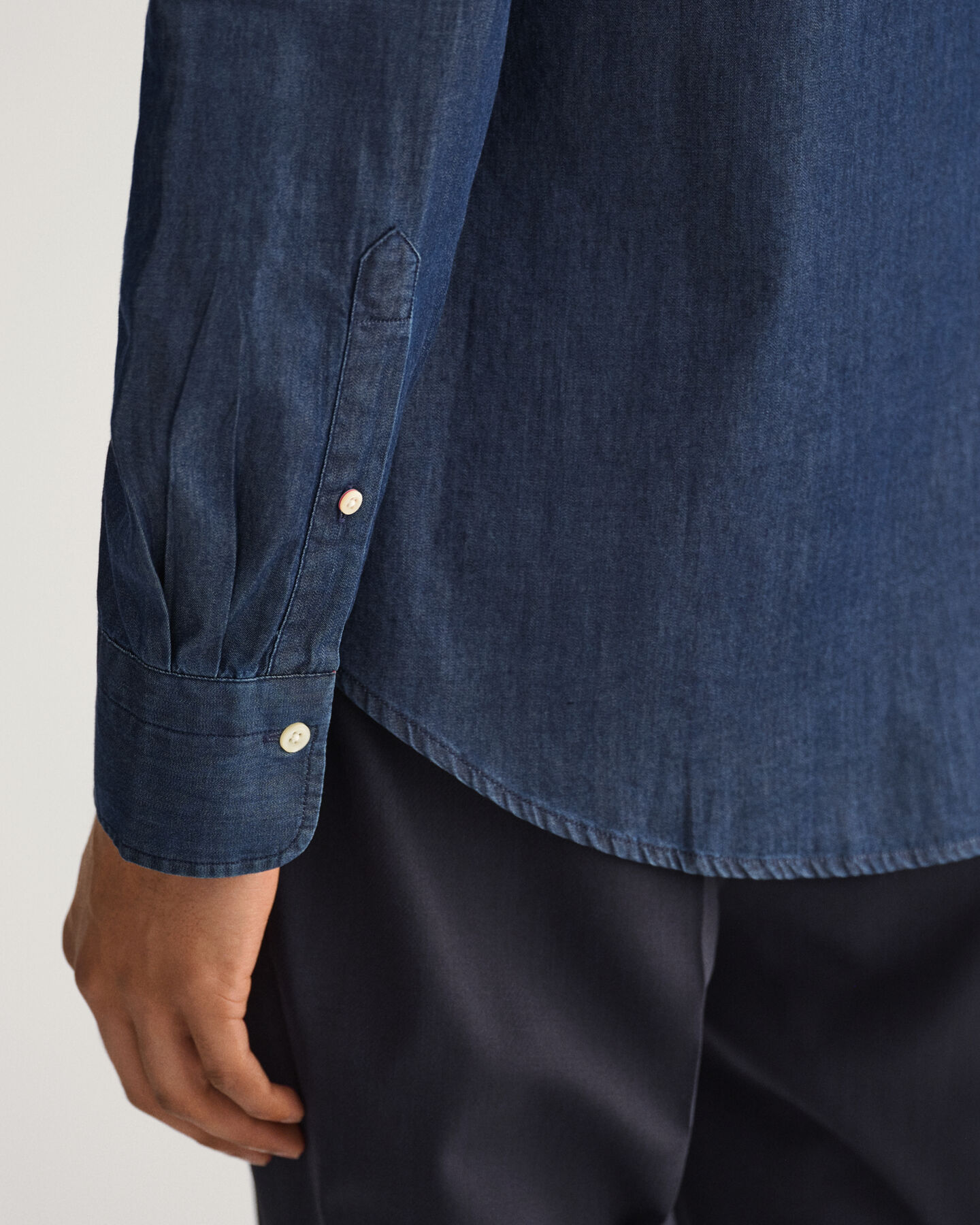 Slim&nbsp;fit ‑mitoitettu indigonsininen paita