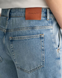 Matalavyötäröiset ja leveälahkeiset farkut