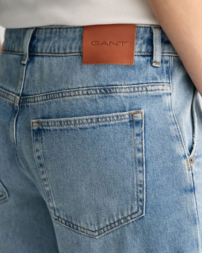 Matalavyötäröiset ja leveälahkeiset farkut