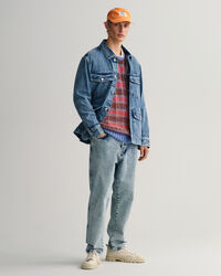 Kohopintainen monisävyinen neulepusero, jossa pyöreä pääntie