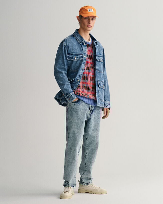 Kohopintainen monisävyinen neulepusero, jossa pyöreä pääntie