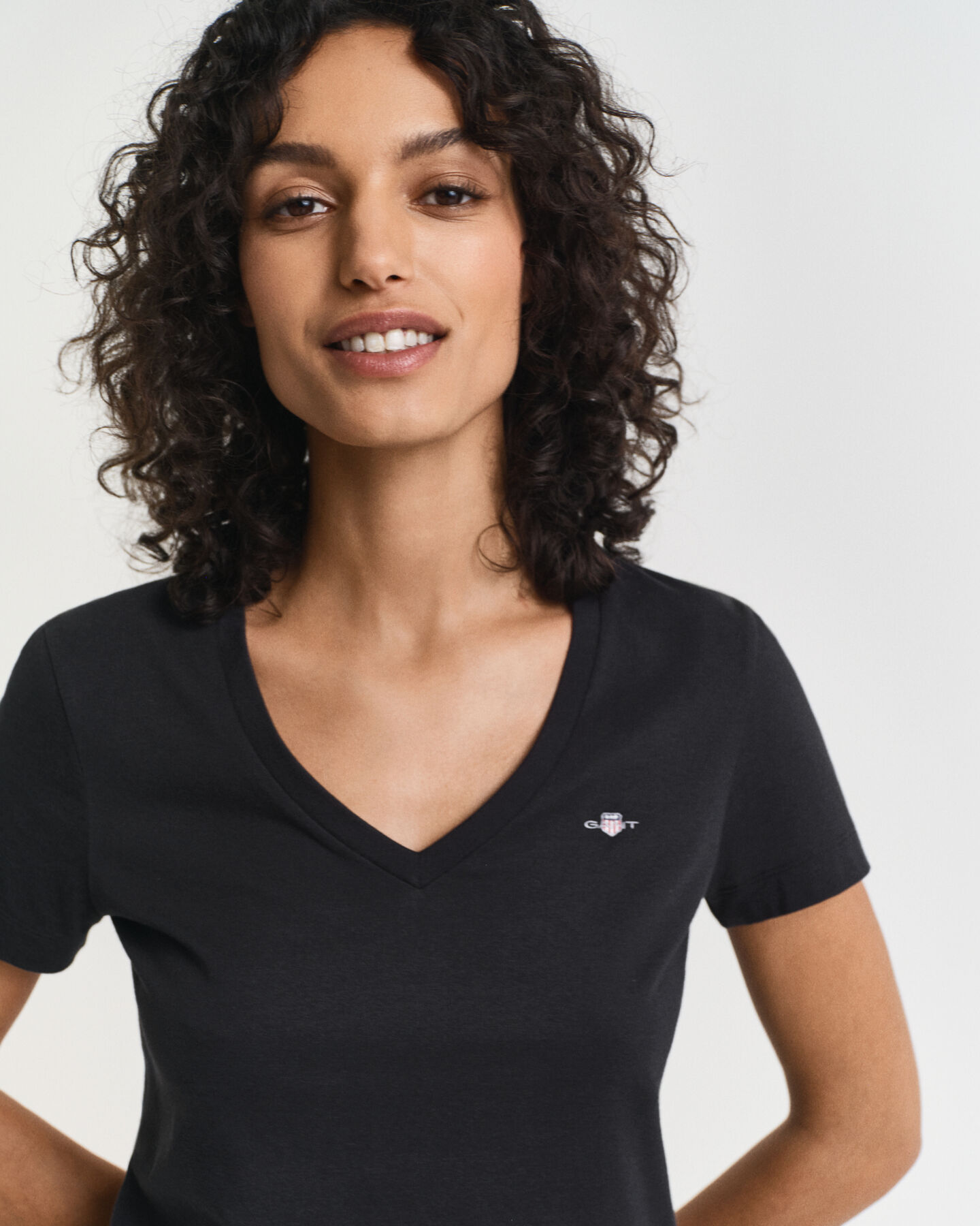 Shield-t‑paita, jossa v-pääntie