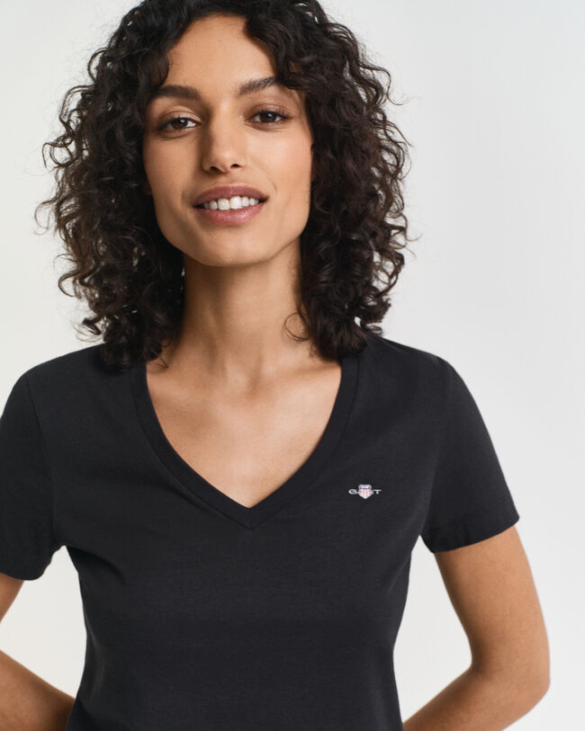 Shield-t‑paita, jossa v-pääntie